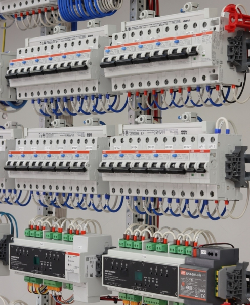 أجهزة ABB معيارية موصَّلة داخل لوحة توزيع